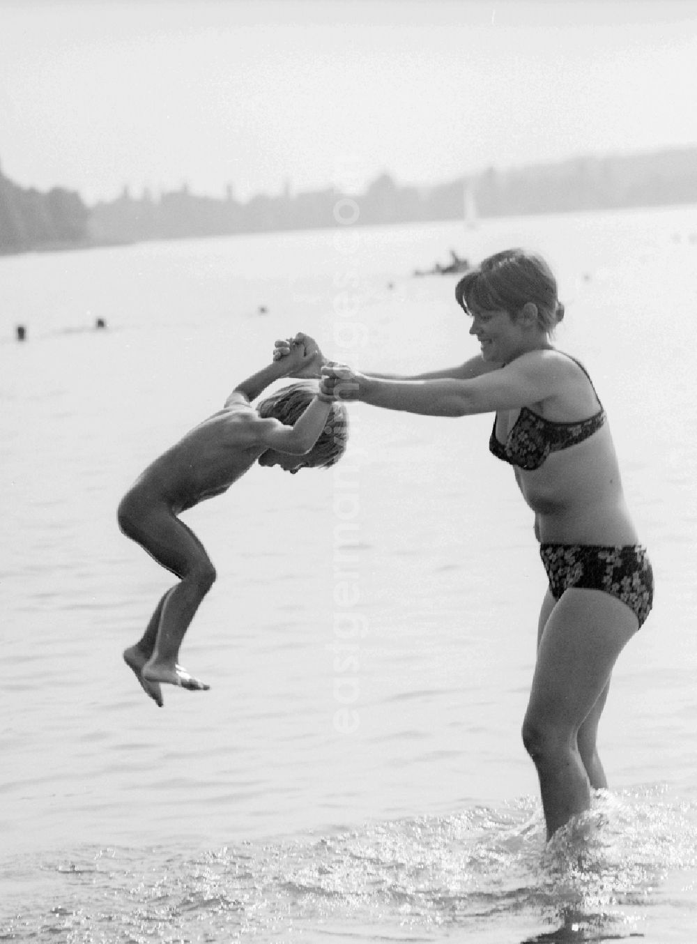 GDR image archive: Teupitz - Mother and child on Teupitzer lake in Teupitz in Brandenburg on the territory of the former GDR, German Democratic Republic