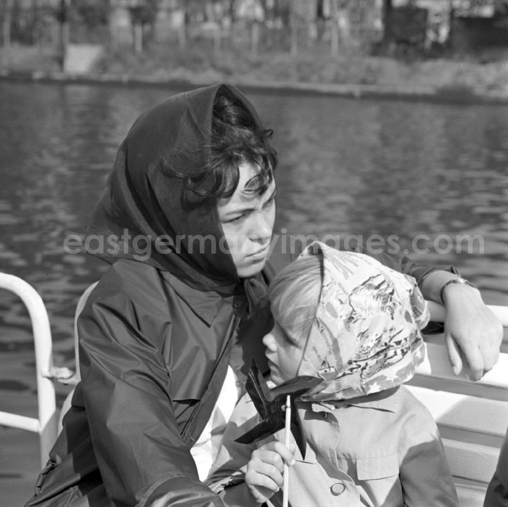 GDR photo archive: Berlin - Köpenick - Mother with daughter on a boat trip on the river Spree in Berlin