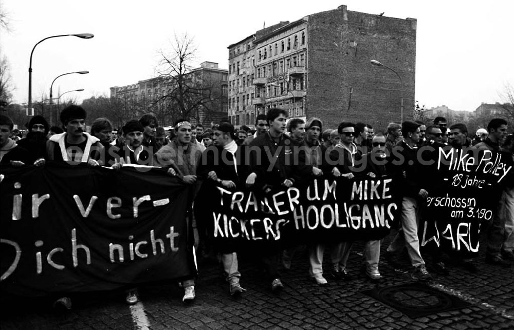 GDR photo archive: Pankow / Berlin - Nach dem Fußballspiel Berlin-Halle Trauermarsch am Friedrich-Jahn Sportpark / Eberswalderstraße in Berlin - Pankow 10.11.9