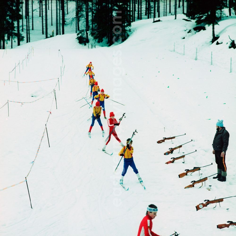 GDR image archive: Scheibe-Alsbach - Young athletes - Biathletes of the WSV (Winter Sports Association) Scheibe-Alsbach train in the training centre in Scheibe-Alsbach in the federal state Thuringia on the territory of the former GDR, German Democratic Republic