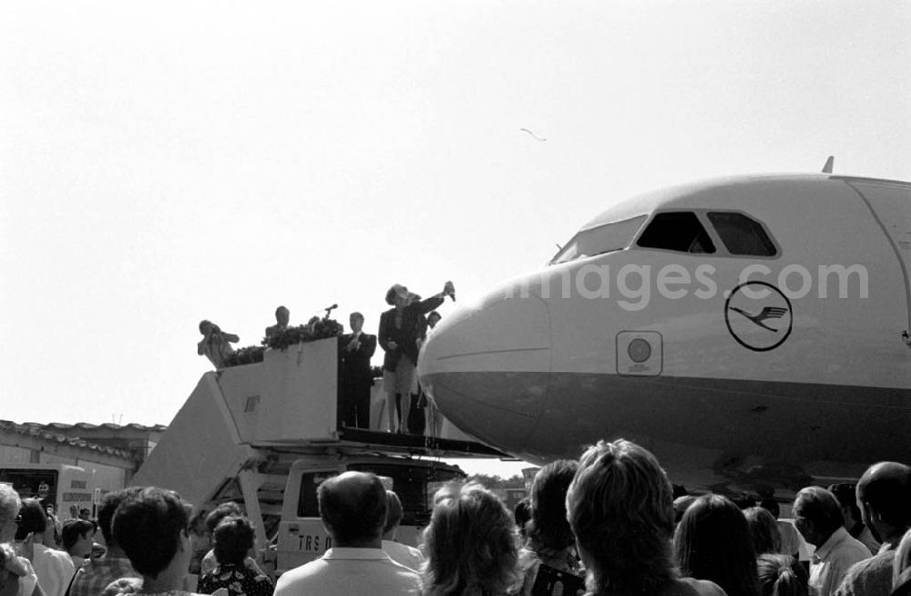 GDR image archive: Berlin - Namentaufe von Lufthansa-Maschinen in Schönefeld Umschlag:697