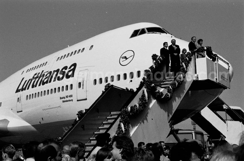 GDR photo archive: Berlin - Namentaufe von Lufthansa-Maschinen in Schönefeld Umschlag:697
