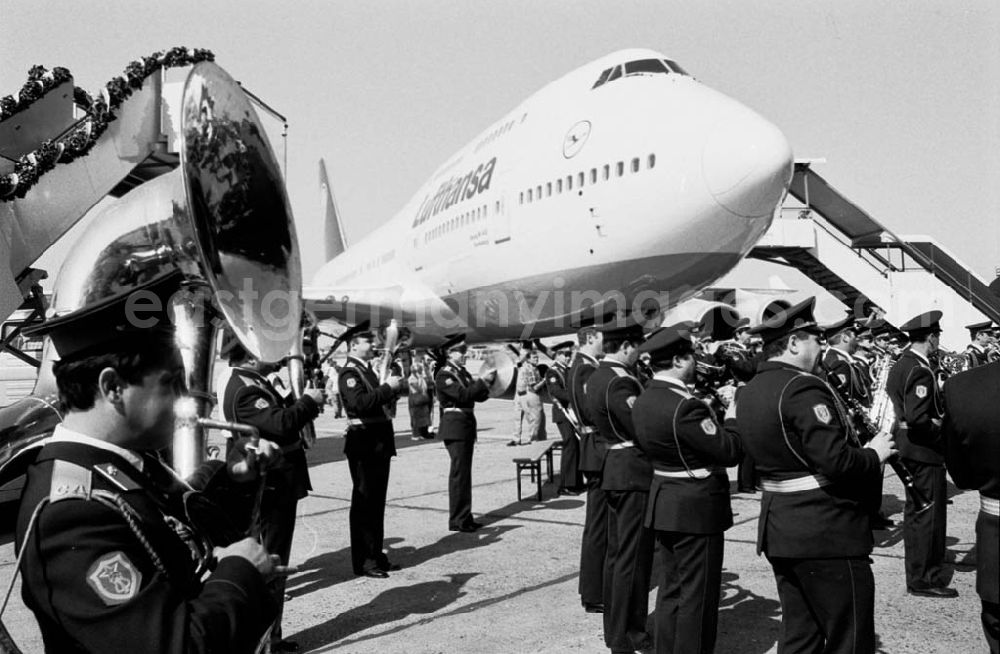 GDR picture archive: Berlin - Namentaufe von Lufthansa-Maschinen in Schönefeld Umschlag:697