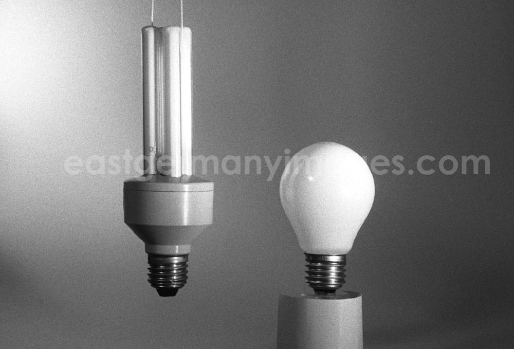 GDR picture archive: Berlin - Eine neue (l.) Energiesparlampe und eine alte Glühlampe, beide 75 Watt stark und hergestellt im VEB / Volkseigener Betrieb NARVA.