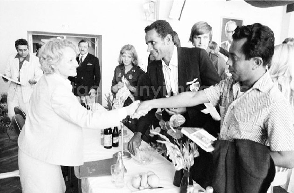 GDR image archive: Berlin Mitte - 29.07.1973 Nationaler Klub in der Kongresshalle Genossin Margot Honecker und Egon Krenz im Gespräch mit Delegierten aus Panama X. Weltfestspiele Veröffentlicht am 3
