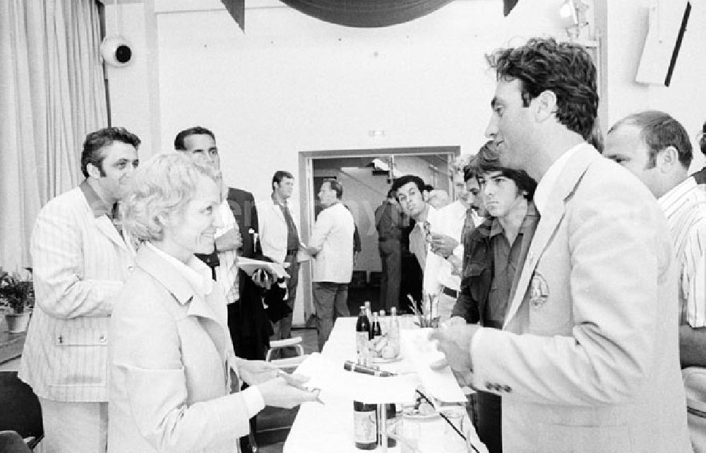 GDR photo archive: Berlin Mitte - 29.07.1973 Nationaler Klub in der Kongresshalle Genossin Margot Honecker und Egon Krenz im Gespräch mit Delegierten aus Panama X. Weltfestspiele Veröffentlicht am 3