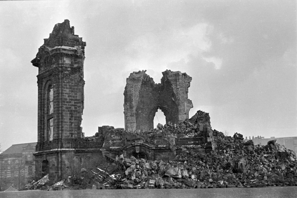 GDR image archive: Dresden - Ruins Remains of the facade and roof structure of the national monument of the Frauenkirche on Rampische Strasse in the Altstadt district of Dresden, Saxony in the territory of the former GDR, German Democratic Republic
