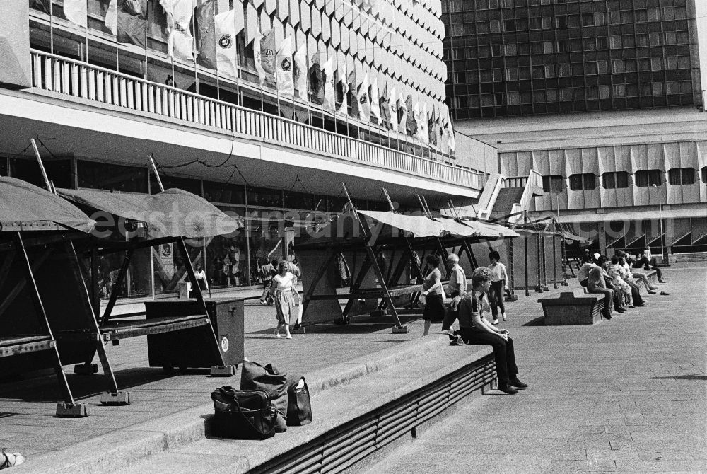 GDR picture archive: Berlin - Festively decorated city on the occasion of the National Youth Festival at the Centrum Warenhaus in East Berlin on the territory of the former GDR, German Democratic Republic