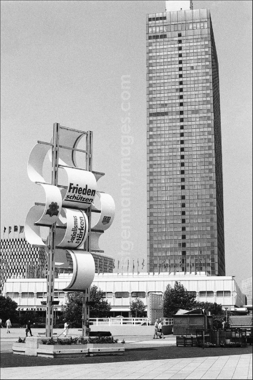 GDR image archive: Berlin - Festively decorated city on the occasion of the National Youth Festival in Berlin-Mitte on the territory of the former GDR, German Democratic Republic. A banner reads Frieden schuetzen Sozialismus staerken, and in the background is the Stadt Berlin hotel
