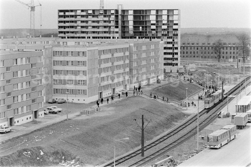 GDR picture archive: Schwerin - Construction work in the Grosser Dreesch development area in Schwerin in the state Mecklenburg-Western Pomerania on the territory of the former GDR, German Democratic Republic