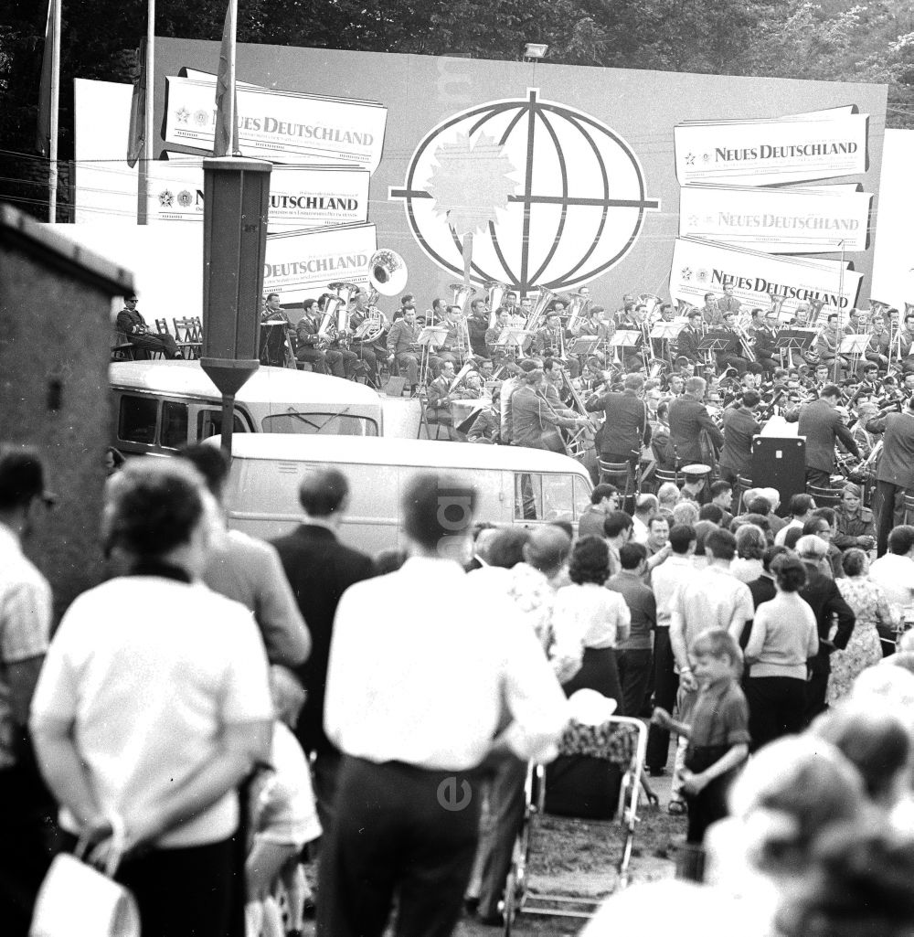 GDR image archive: Berlin - ND Press party in the national park Friedrich's grove in Berlin, the former capital of the GDR, German democratic republic