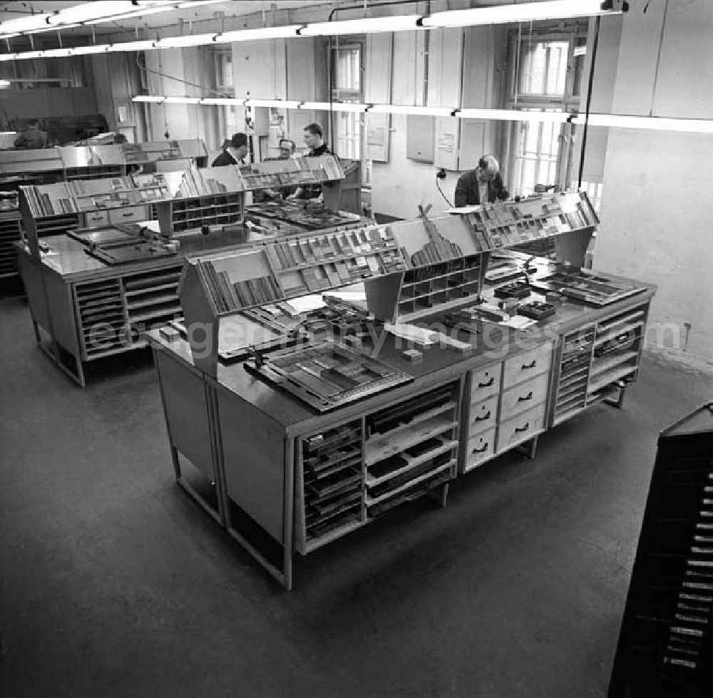 GDR image archive: Berlin - Werktische / Werkbank in der Setzerei der Druckerei vom Neuen Deutschland (ND).