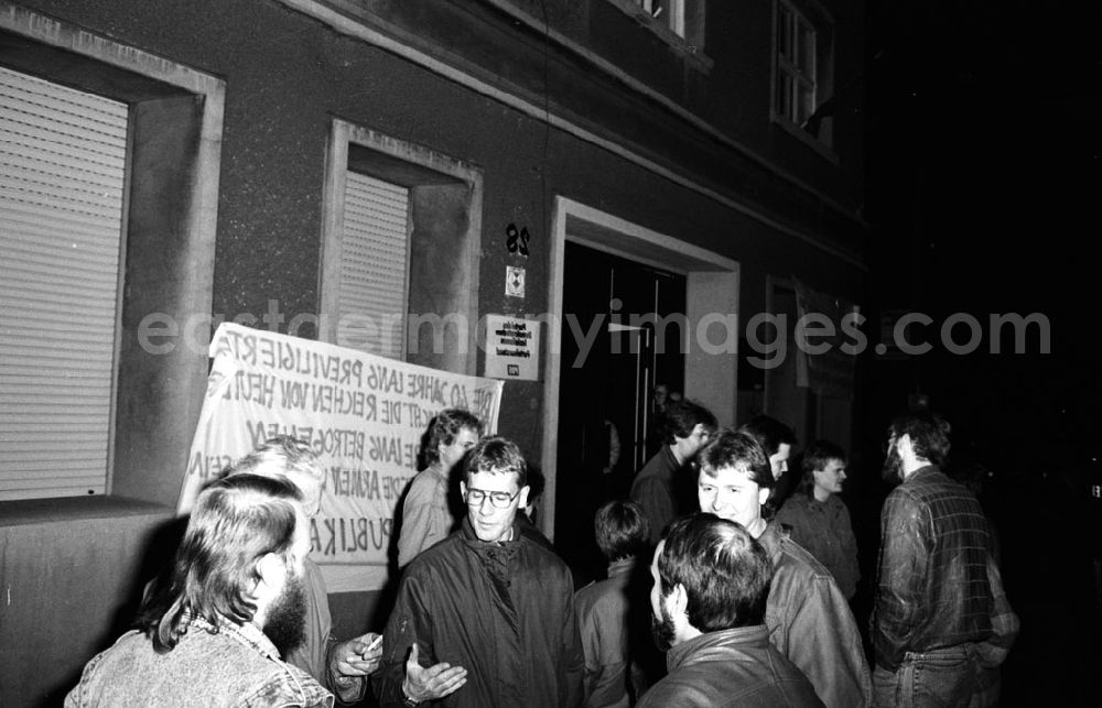 GDR image archive: unbekannt - Neonazis vor dem PDS Parteistand 12.11.9
