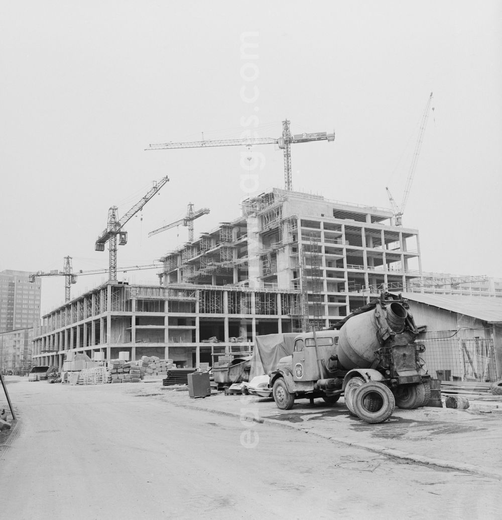 GDR picture archive: Berlin - Construction of the Centrum department store at the Ostbahnhof in Berlin - Friedrichshain. Here is the largest and most modern Centrum department store in the GDR was built. Today it is one of the Galeria Kaufhof department store chain