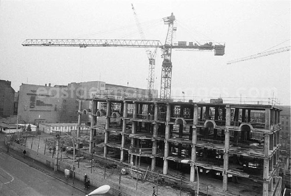 GDR image archive: Berlin - Mitte - 27.01.1982 Neubau des Friedrichstadtpalastes in Berlin - Mitte Ecke Friedrichstraße / Reinhardtstraße Umschalgnr.: 9