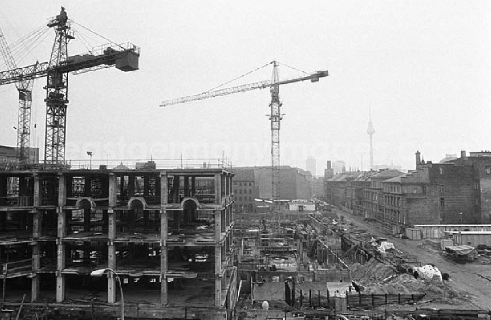 GDR picture archive: Berlin - Mitte - 27.01.1982 Neubau des Friedrichstadtpalastes in Berlin - Mitte Ecke Friedrichstraße / Reinhardtstraße Umschalgnr.: 9
