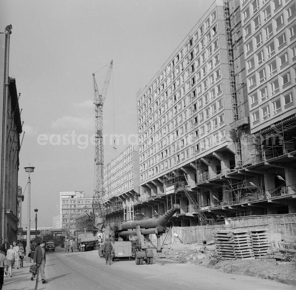 GDR image archive: Berlin - Mitte - The Rathauspassagen are a by architect Heinz Graffunder and other built 1967-1972 ensemble of buildings between the Town Hall Street, the Jüdenstraße and Grunerstraße in the Berlin district of Mitte. They were also part of the overall redevelopment along the Spandau and Karl-Liebknecht-Straße