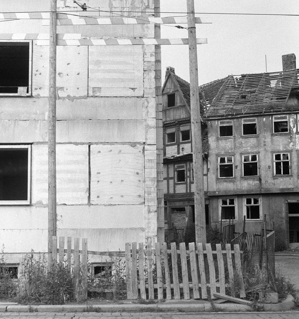 GDR image archive: Halberstadt - Rubble and ruins Rest of the facade and roof structure of the half-timbered house an der Groeperstrasse - Bei den Spritzen in Halberstadt in the state Saxony-Anhalt on the territory of the former GDR, German Democratic Republic