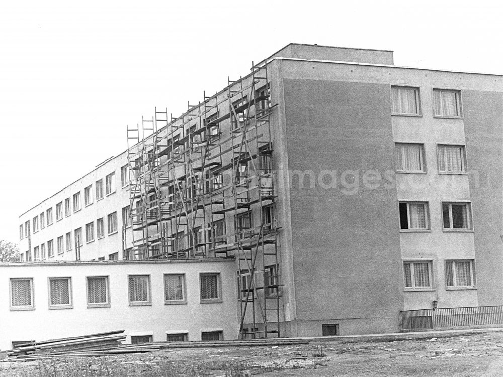 GDR picture archive: Halberstadt - Retirement home and senior center Grosse Ringstrasse in Halberstadt in the state Saxony-Anhalt on the territory of the former GDR, German Democratic Republic