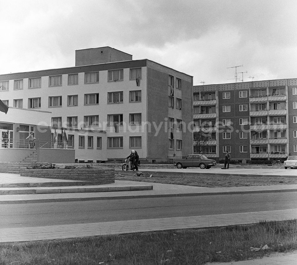 GDR photo archive: Halberstadt - Retirement home and senior center Grosse Ringstrasse in Halberstadt in the state Saxony-Anhalt on the territory of the former GDR, German Democratic Republic