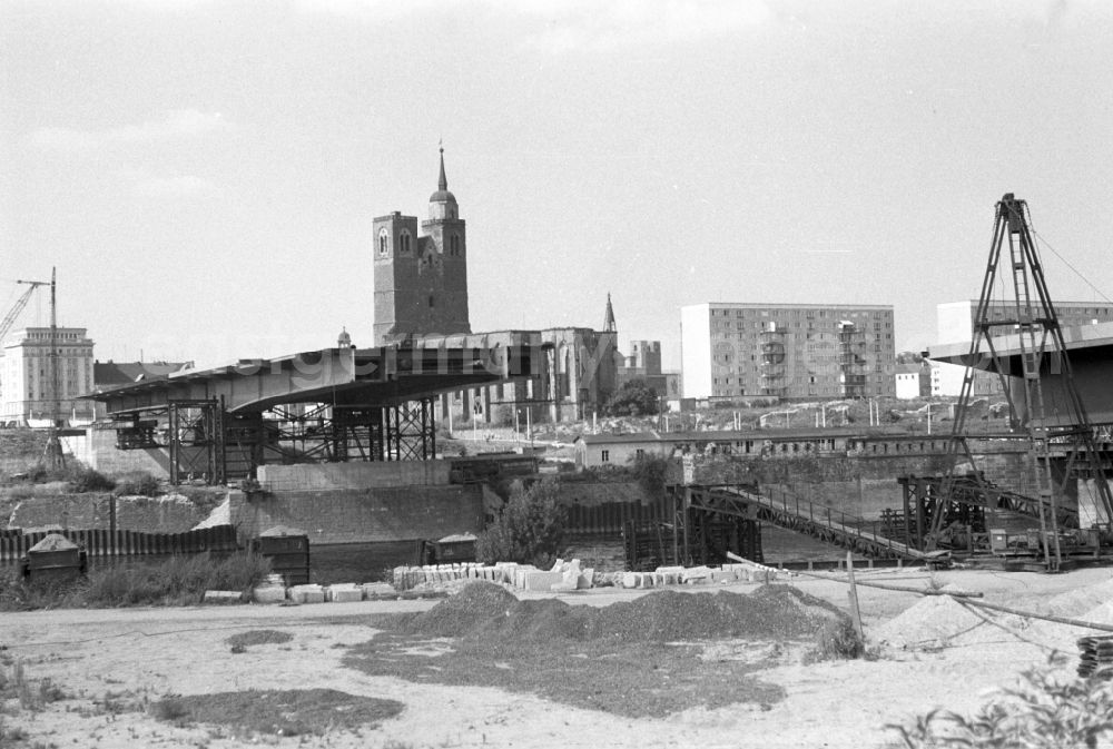 GDR picture archive: Magdeburg - The current bridge is a bridge over the Elbe in Magdeburg. It connects the city center in continuation of the Ernst-Reuter-Allee with the district Werder on the island Rotehorn. In the background is the St. John's Church is seen