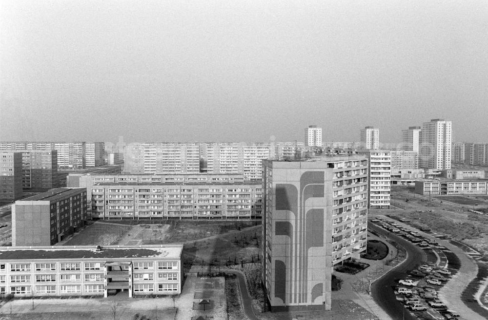 GDR picture archive: Berlin - Blick auf das Neubaugebiet Marzahn in Ost-Berlin. Vor allem an der Peripherie der Großstädte wurden mit Beginn der 197