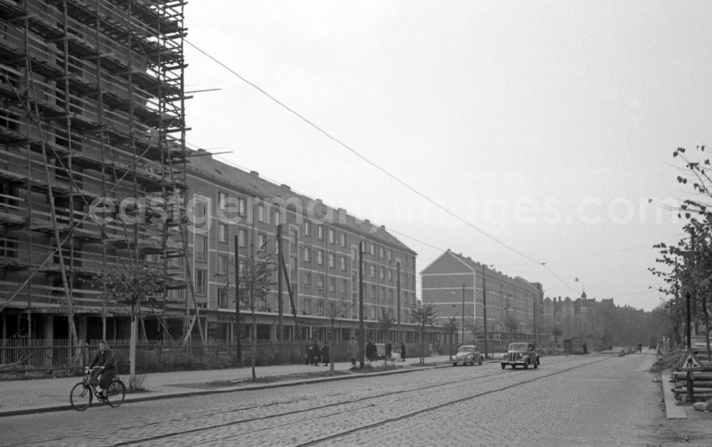GDR photo archive: Dresden - New buildings on the Borsbergstrasse in the Striesen district in Dresden in the state Saxony on the territory of the former GDR, German Democratic Republic