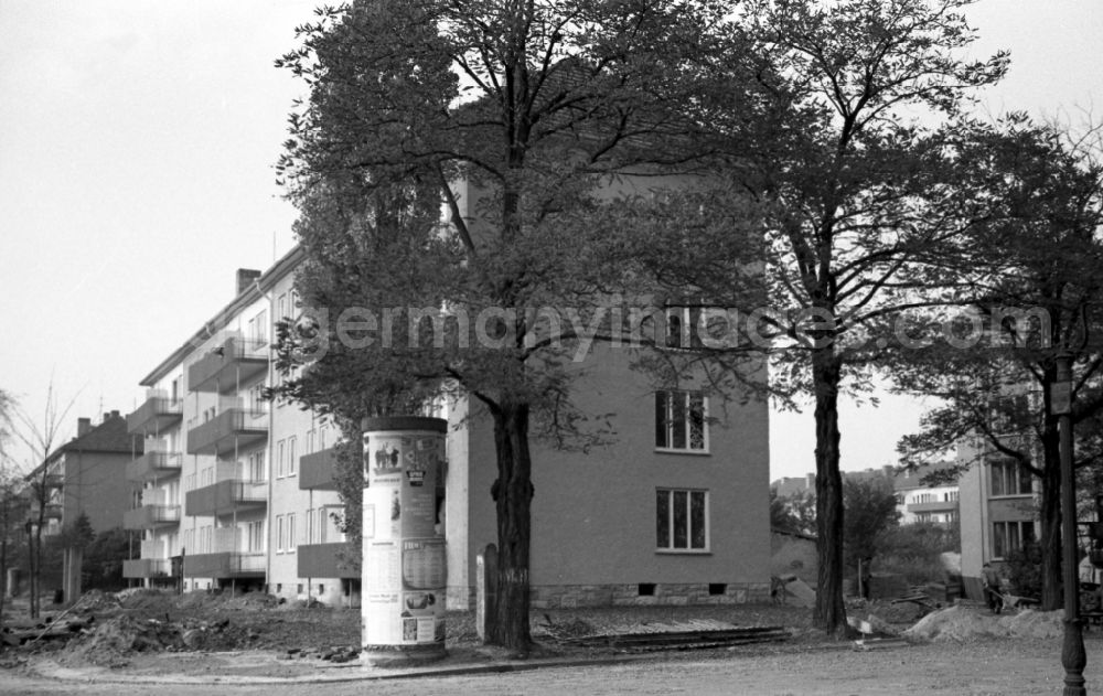 GDR photo archive: Dresden - New buildings on the corner of Comeniusstrasse and Mueller-Berset-Strasse in the Striesen district in Dresden in the state Saxony on the territory of the former GDR, German Democratic Republic. Advertising pillar stands by the road