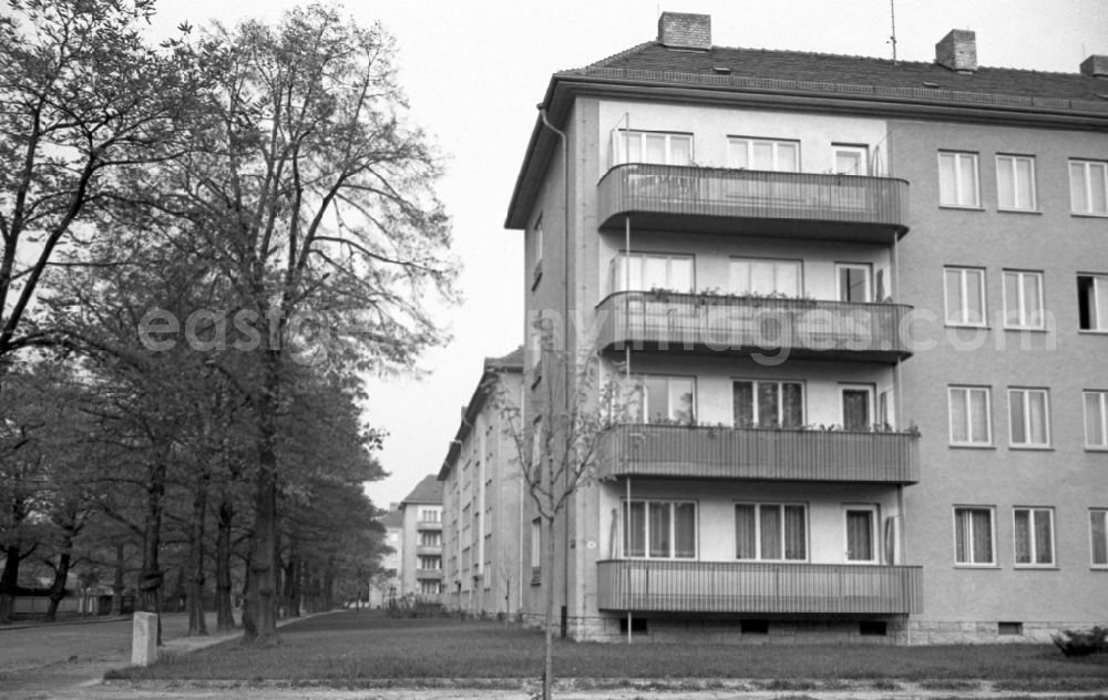 Dresden: New buildings on the corner of Comeniusstrasse and Rudolf-Mauersberger-Strasse in the Striesen district in Dresden in the state Saxony on the territory of the former GDR, German Democratic Republic. Advertising pillar stands by the road