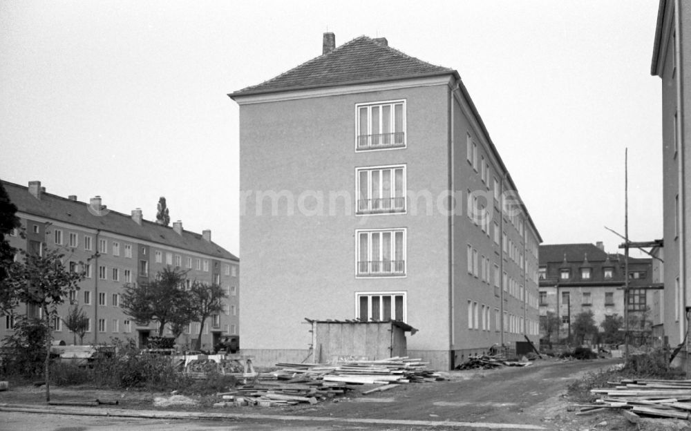 GDR image archive: Dresden - New buildings on the corner of Comeniusstrasse and Lipsiusstrasse in the Striesen district in Dresden in the state Saxony on the territory of the former GDR, German Democratic Republic. Advertising pillar stands by the road
