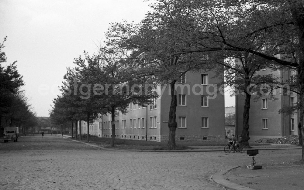 GDR image archive: Dresden - New buildings on the corner of Heubnerstrasse and Mueller-Berset-Strasse in the Striesen district in Dresden in the state Saxony on the territory of the former GDR, German Democratic Republic