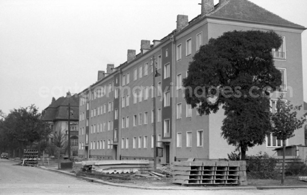 GDR picture archive: Dresden - New buildings on the corner of Lipsiusstrasse and Comeniusstrasse in the Striesen district in Dresden in the state Saxony on the territory of the former GDR, German Democratic Republic