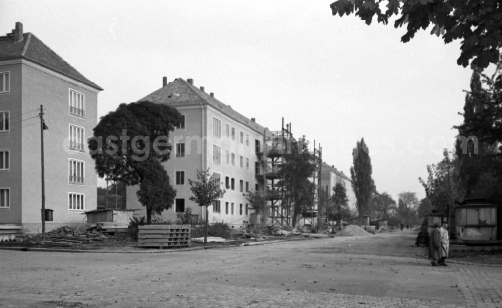 GDR image archive: Dresden - New buildings on the corner of Lipsiusstrasse and Comeniusstrasse in the Striesen district in Dresden in the state Saxony on the territory of the former GDR, German Democratic Republic