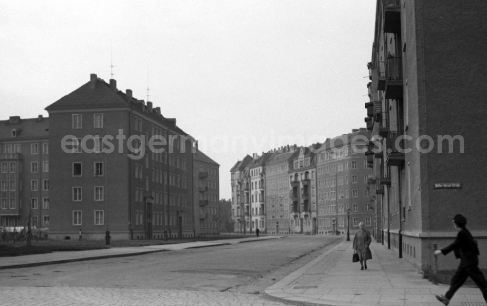 GDR photo archive: Dresden - New buildings on the corner of Mueller-Berset-Strasse and Laubestrasse in the Striesen district in Dresden in the state Saxony on the territory of the former GDR, German Democratic Republic