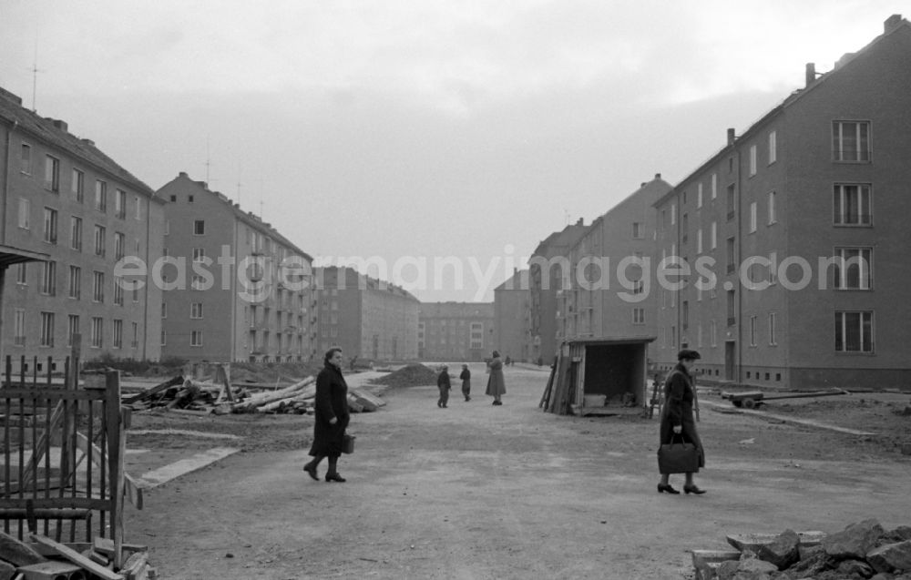 GDR image archive: Dresden - New buildings at the corner of Mosenstrasse and Tischerstrasse with view towards Laubestrasse in the Striesen district in Dresden in the state Saxony on the territory of the former GDR, German Democratic Republic