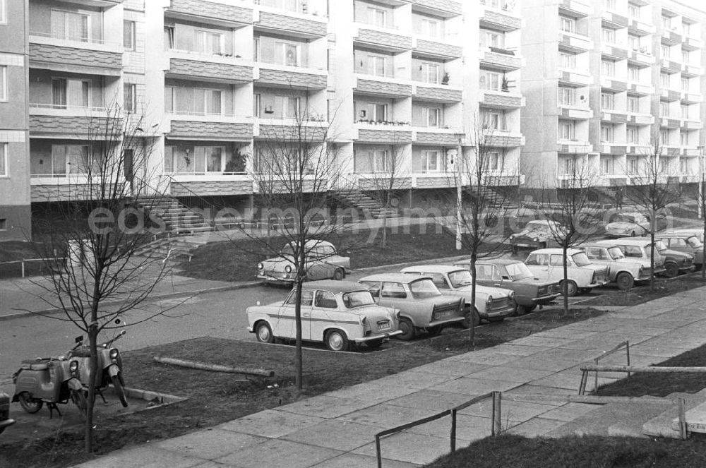 GDR image archive: Magdeburg - Neubauten / Plattenbauten in der Straße des X. Parteitages (Heute: Johannes-Göderitz-Straße) im Stadtteil Neu Olvenstedt. 1. Bauabschnitt im Rahmen eines sozialistischen Wohnbauprojektes von 1981-1990, bei dem für 45.00
