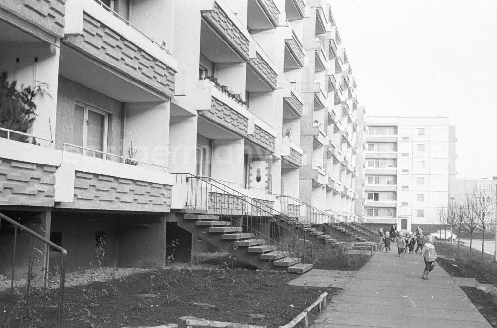 GDR picture archive: Magdeburg - Neubauten / Plattenbauten in der Straße des X. Parteitages (Heute: Johannes-Göderitz-Straße) im Stadtteil Neu Olvenstedt. 1. Bauabschnitt im Rahmen eines sozialistischen Wohnbauprojektes von 1981-1990, bei dem für 45.00