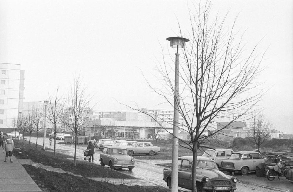 Magdeburg: Neubauten / Plattenbauten in der Straße des X. Parteitages (Heute: Johannes-Göderitz-Straße) im Stadtteil Neu Olvenstedt. 1. Bauabschnitt im Rahmen eines sozialistischen Wohnbauprojektes von 1981-1990, bei dem für 45.00
