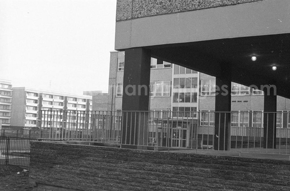 GDR photo archive: Magdeburg - Neubauten / Plattenbauten in der Hans-Grade-Straße im Stadtteil Neu Olvenstedt. 1. Bauabschnitt im Rahmen eines sozialistischen Wohnbauprojektes von 1981-1990, bei dem für 45.00