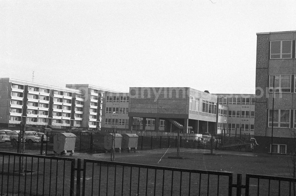 GDR image archive: Magdeburg - Neubauten / Plattenbauten in der Hans-Grade-Straße im Stadtteil Neu Olvenstedt. 1. Bauabschnitt im Rahmen eines sozialistischen Wohnbauprojektes von 1981-1990, bei dem für 45.00