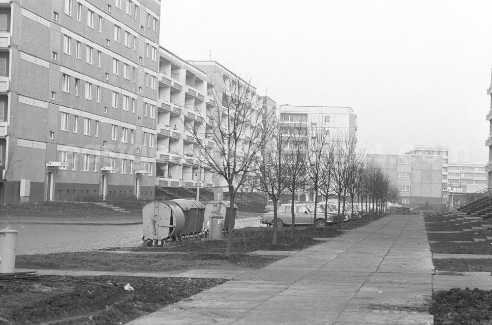 GDR photo archive: Magdeburg - Neubauten / Plattenbauten in der Straße des X. Parteitages (Heute: Johannes-Göderitz-Straße) im Stadtteil Neu Olvenstedt. 1. Bauabschnitt im Rahmen eines sozialistischen Wohnbauprojektes von 1981-1990, bei dem für 45.00