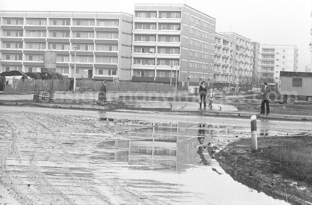GDR picture archive: Magdeburg - Neubauten / Plattenbauten in der Straße des X. Parteitages (Heute: Johannes-Göderitz-Straße) im Stadtteil Neu Olvenstedt. 1. Bauabschnitt im Rahmen eines sozialistischen Wohnbauprojektes von 1981-1990, bei dem für 45.00