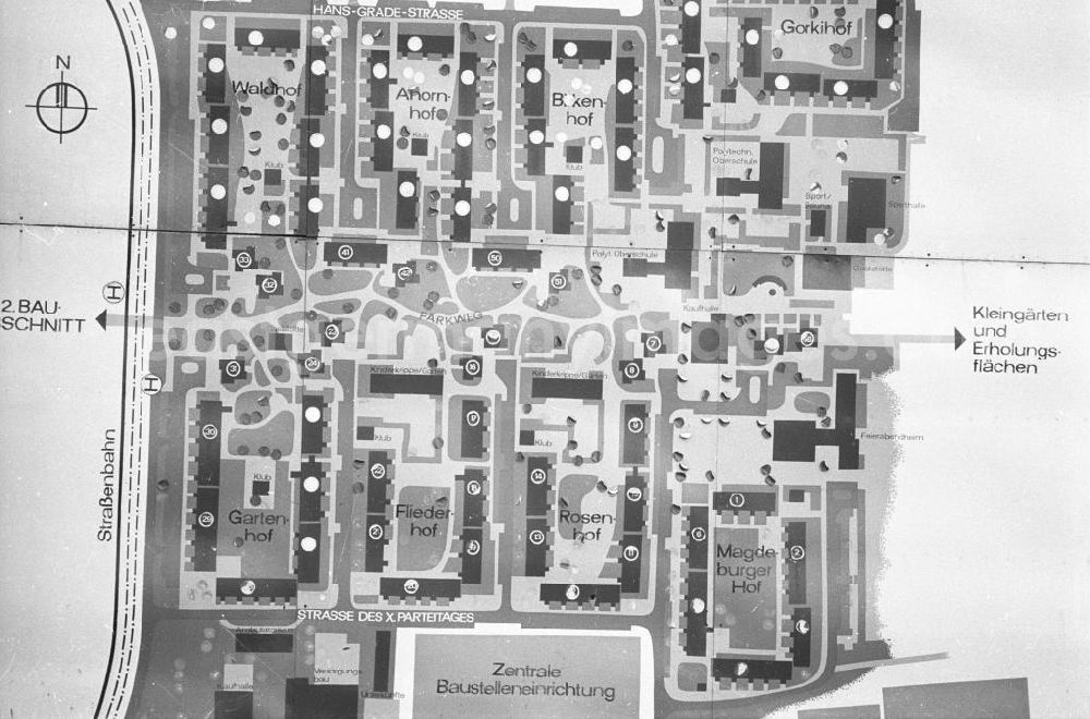 GDR image archive: Magdeburg - Baustellenschild / Bauschild 1. Bauabschnitt Neubauwohngebiet Neu Olvenstedt im Rahmen eines sozialistischen Wohnbauprojektes von 1981-1990, bei dem für 45.00