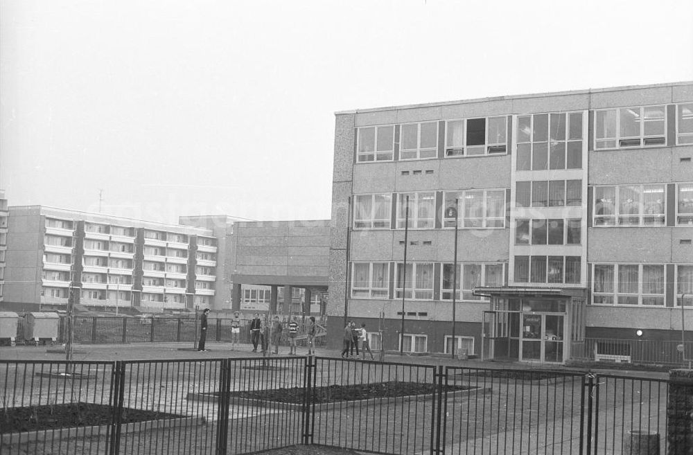 GDR picture archive: Magdeburg - Neubauten / Plattenbauten in der Hans-Grade-Straße im Stadtteil Neu Olvenstedt. 1. Bauabschnitt im Rahmen eines sozialistischen Wohnbauprojektes von 1981-1990, bei dem für 45.00