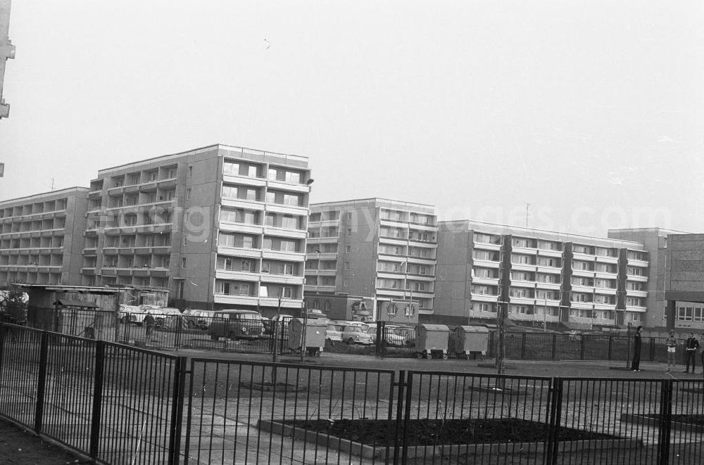 Magdeburg: Neubauten / Plattenbauten in der Hans-Grade-Straße im Stadtteil Neu Olvenstedt. 1. Bauabschnitt im Rahmen eines sozialistischen Wohnbauprojektes von 1981-1990, bei dem für 45.00