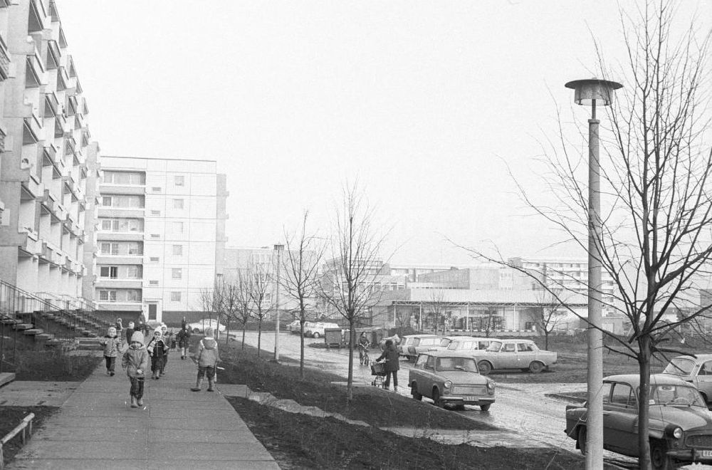 GDR image archive: Magdeburg - Neubauten / Plattenbauten in der Straße des X. Parteitages (Heute: Johannes-Göderitz-Straße) im Stadtteil Neu Olvenstedt. 1. Bauabschnitt im Rahmen eines sozialistischen Wohnbauprojektes von 1981-1990, bei dem für 45.00