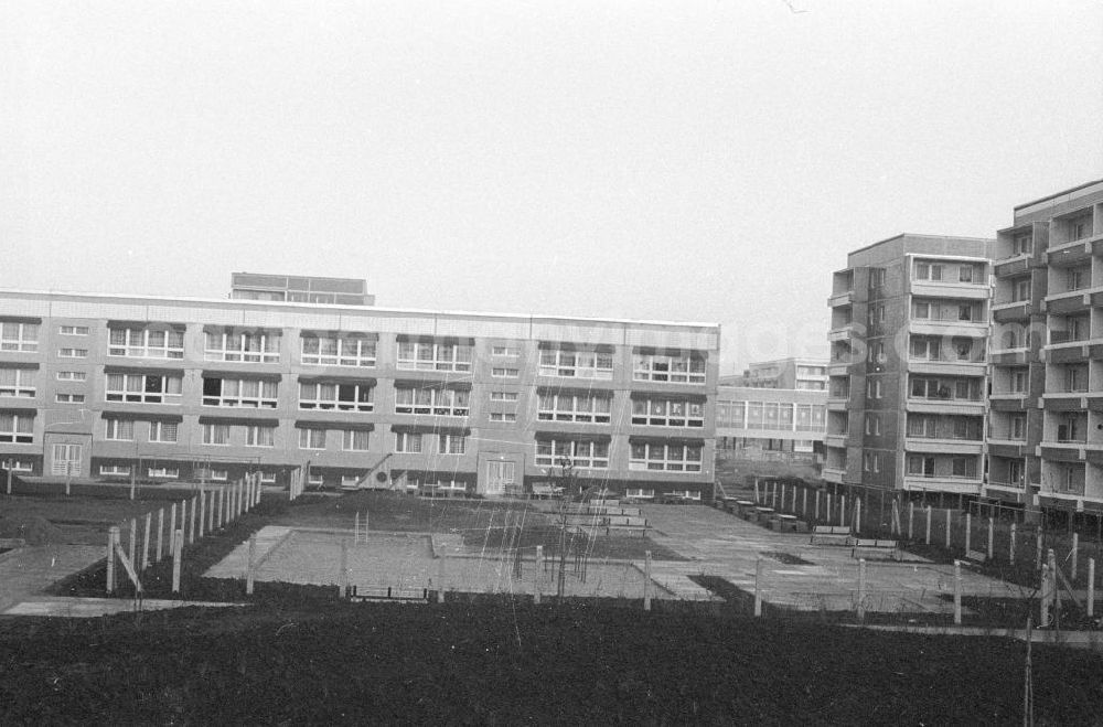 Magdeburg: Neubauten / Plattenbauten in der Straße des X. Parteitages (Heute: Johannes-Göderitz-Straße) im Stadtteil Neu Olvenstedt. 1. Bauabschnitt im Rahmen eines sozialistischen Wohnbauprojektes von 1981-1990, bei dem für 45.00