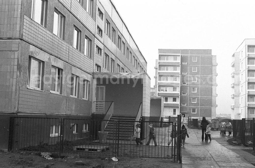 GDR photo archive: Magdeburg - Neubauten / Plattenbauten in der Straße des X. Parteitages (Heute: Johannes-Göderitz-Straße) im Stadtteil Neu Olvenstedt. 1. Bauabschnitt im Rahmen eines sozialistischen Wohnbauprojektes von 1981-1990, bei dem für 45.00