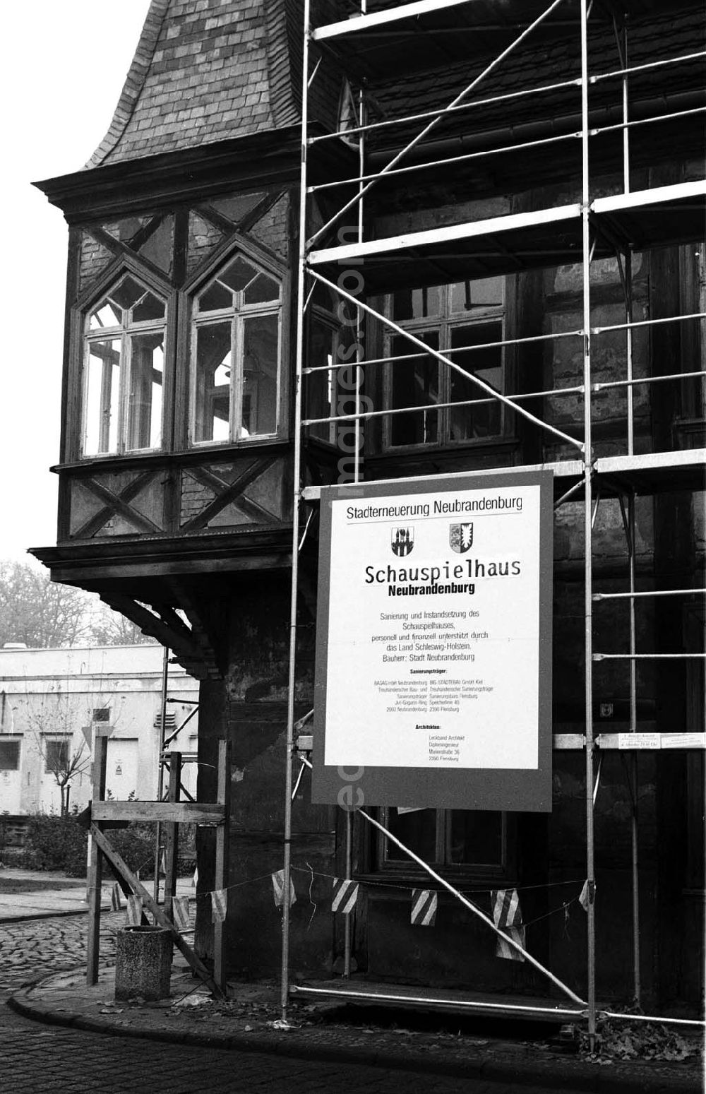 GDR photo archive: Neubrandenburg (Mecklenburg-Vorpommern) - Neubrandenburger (Mecklenburg-Vorpommern) Sanierung des Schauspielhauses 13.11.9