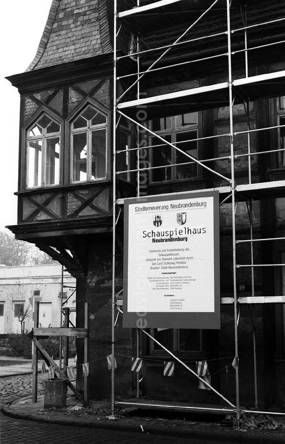 GDR photo archive: Neubrandenburg (Mecklenburg-Vorpommern) - Neubrandenburger (Mecklenburg-Vorpommern) Sanierung des Schauspielhauses 13.11.9